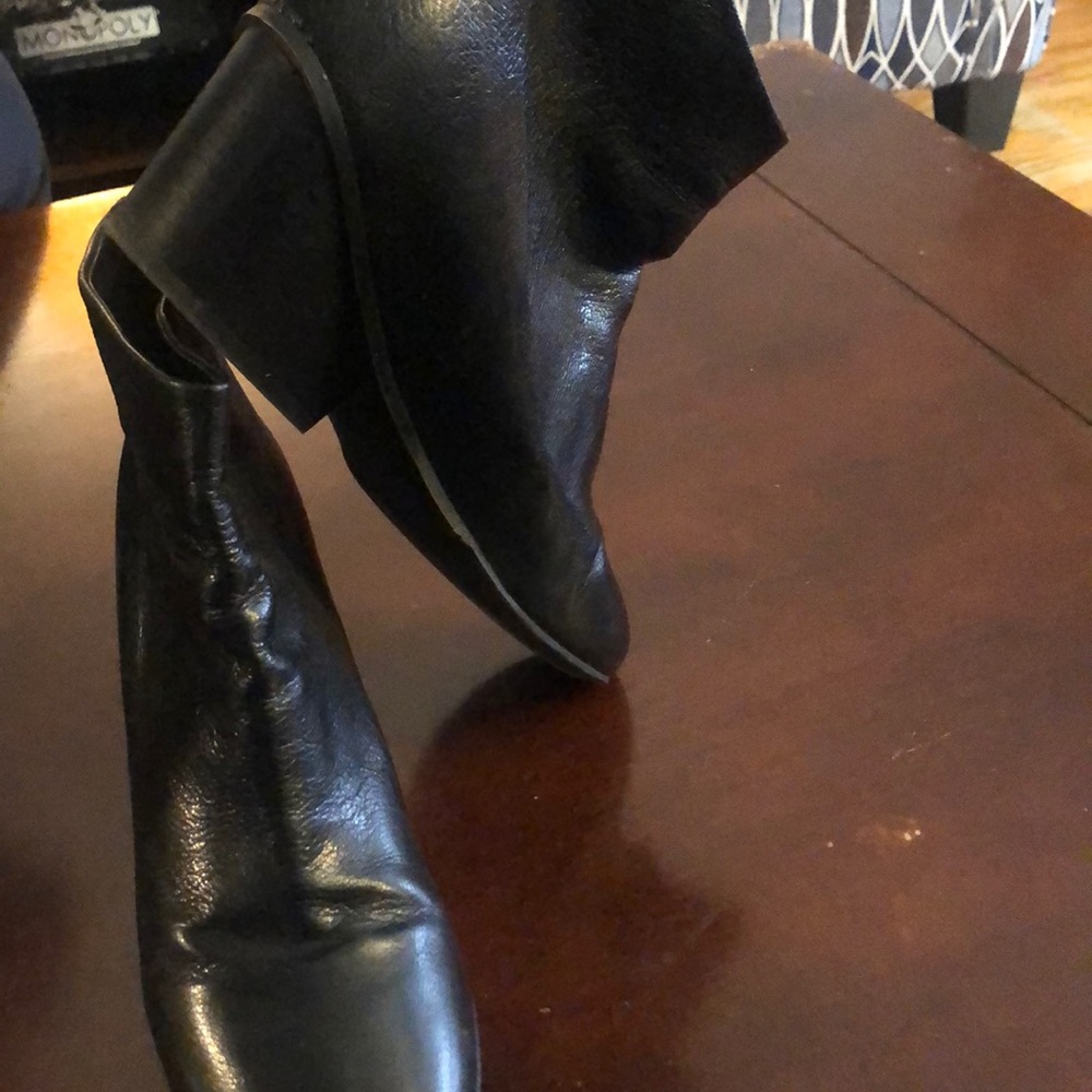 Heeled black leather boots - Picture 2 of 4